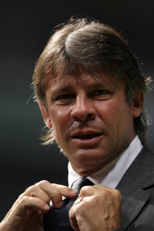 pierpi13's tweet photo. «Il cancro è entrato nella mia vita, ma continuo a considerarmi un uomo fortunato. Ho avuto una possibilità che tanti altri non hanno avuto. Penso a Sinisa Mihajlovic e Gianluca Vialli, che hanno combattuto la mia stessa battaglia con un coraggio immenso. Penso a mio padre, a mia sorella e a tutte le persone che questa malattia me le ha portate via. Io, invece, sono ancora qui.
Durante le cure avevo una sola ossessione: non volevo sembrare malato. Non volevo che chi mi guardava vedesse la mia fragilità. Ancora oggi cerco sempre di avere un po' di colore sul viso, perché per me è un piccolo simbolo. Mi ricorda che la vita va avanti e che ogni giorno è un regalo.
Nel calcio ho imparato a vivere inseguendo un obiettivo alla volta. Con la malattia ho fatto la stessa cosa. Dopo ogni seduta di chemioterapia passavo notti intere piegato dal dolore, ma continuavo a ripetermi: "Oggi resisto cinque ore, domani quattro, poi tre e mezzo". Un passo dopo l'altro, senza guardare troppo lontano, sono riuscito ad andare avanti.
C'è però una frase che ancora oggi mi fa male. Quando qualcuno mi dice: "Con quel fisico era normale che guarissi". No, non era affatto normale. Se fosse bastato essere forti, allora perché uomini come Vincenzo D'Amico, Paolo Rossi, Sinisa Mihajlovic o Gianluca Vialli non sono riusciti a vincere la loro battaglia? Io non sono stato più forte di loro. Sono stato soltanto più fortunato.
Ricordo una notte in cui trovai mia moglie e le mie figlie in lacrime. Mi alzai e dissi loro: "Adesso basta. Siete voi che dovete aiutare me". Da quel momento qualcosa cambiò. Decidemmo di affrontare insieme quella battaglia, con il coraggio al posto della paura.
Il cancro, purtroppo, ha lasciato ferite profonde nella mia famiglia. Si è portato via mio padre e anche suo fratello. Mi ha tolto mia sorella, la persona che stimavo più di ogni altra, dopo otto lunghi anni di sofferenza e di cure. E un'altra mia sorella convive con questa malattia da quattordici anni.
Siamo una famiglia segnata dai tumori, una famiglia che ha conosciuto troppo dolore. E ci sono giorni in cui non riesco a fare a meno di chiedermi: davvero meritavamo tutto questo?»
Sebino Nela