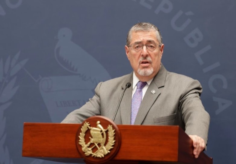 vozdeltuit's tweet photo. El último asalto. El Gobierno de @BArevalodeLeon se prepara para su último golpe : Pedir un Presupuesto de Q181 mil millones de quetzales para el 2027. Para qué quieren tanto dinero?  No ha hecho absolutamente nada en 2 años y medio. Nada. Por qué quieren o para qué? https://t.co/FWu2jJ8wCz