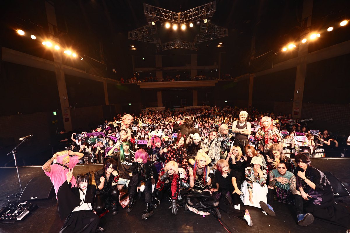 info_d_out's tweet photo. ダウト×RAZOR×SCREW presents「全身全霊紫色に剃刀斬鉄FES」ご来場いただきありがとうございました。

こうして、音楽を続けてだからこそ交れた時間になりました。

またいつか集まれる事を願って。

本日の記念品は配布されたQRコードに追加されます。

本日の思い出を記録と記憶に。
アップロードが完了したらお知らせします。