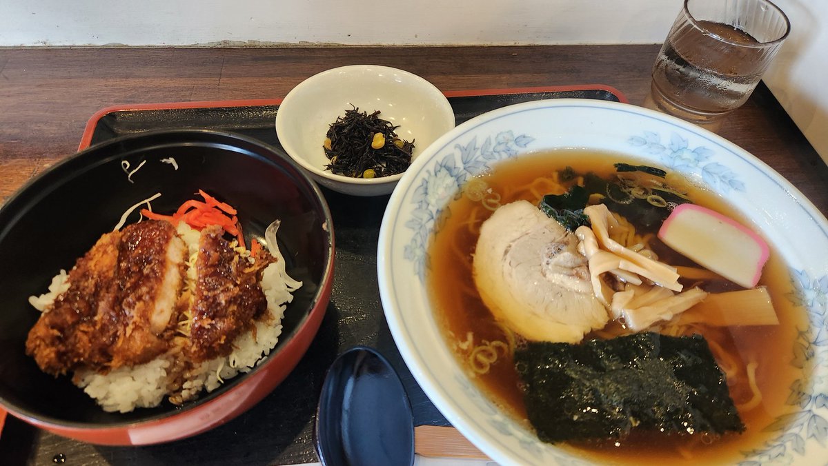 ramen100project's tweet photo. とんかつ健(長野県長野市)Dセット900円

先代が始めた物語、今は茶髪のネェーサンが、ガンガン回します、俺は普通にカッコいいと思った。
ラーメンメインのこちらを。
ラーメンは普通味なんだけど、熱々で旨い。
ソーツカツも小さいのにちゃんと美味しい。 https://t.co/72UOtTwlWV