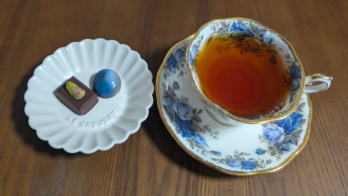 Iris_Torrefie's tweet photo. 今夜は #ジョージスチュアートティー のミックスフルーツの紅茶と #ショコラトリーココ のチョコレートで夜お茶しました💜
キャラメルヴァニーユとピスターシュ。
スライムみたいな見た目なキャラメルヴァニーユ、バニラの風味が溢れ出す美味しさでした。
#木漏れ日のお茶会 
#茶好連 https://t.co/YCuhFR8YwZ