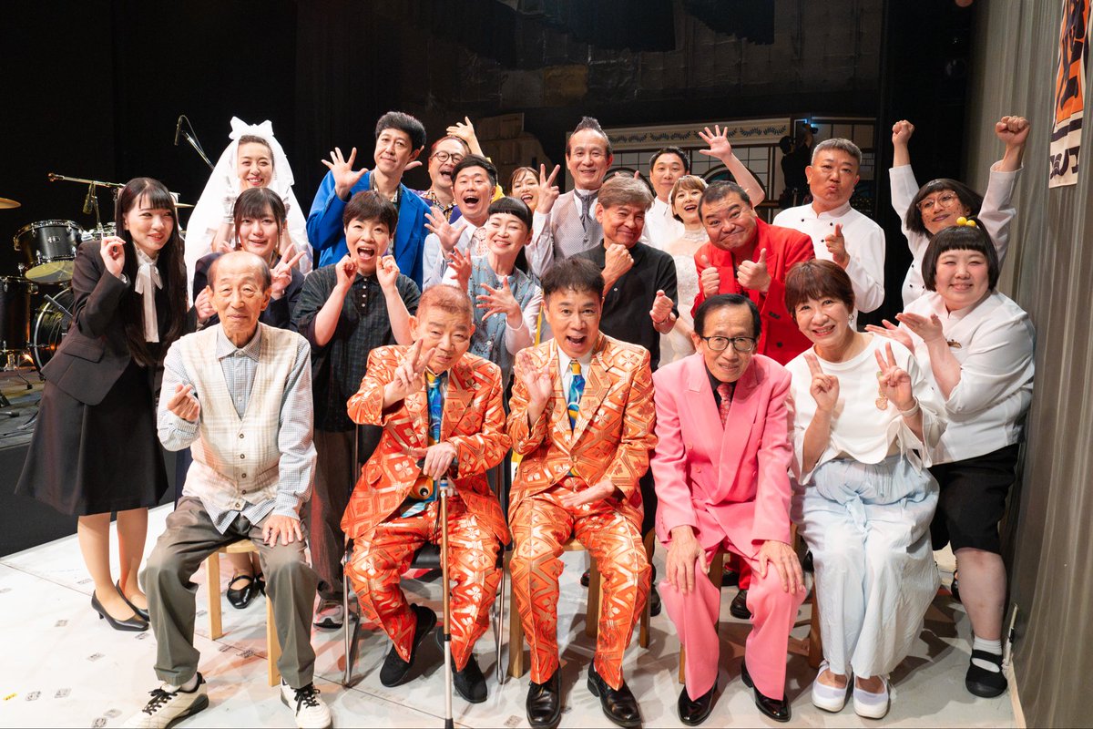 oyadomarin's tweet photo. 池乃めだか師匠60周年公演。
たくさん写真撮影させていただきました。
終演後のこの集合写真撮影中にめだか師匠から
「おやどまり！ありがとうな！」と言っていただき泣きそうになりました。
お孫さんからの手紙シーンで既に泣いてはいたのですが😭
温かく強くて優しくて面白すぎる最強のレジェンド！ https://t.co/h0zg9U7O09