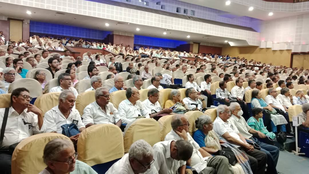 sucickar's tweet photo. ಕಾಮ್ರೇಡ್ ರಬಿನ್ ಸಮಾಜಪತಿ ಸ್ಮರಣ ಸಭೆ
ಇತ್ತೀಚೆಗೆ ನಿಧನರಾದ ಪಕ್ಷದ ಹಿರಿಯ ಪಾಲಿಟ್‌ಬ್ಯೂರೋ ಸದಸ್ಯರು ಮತ್ತು ಜಾರ್ಖಂಡ್ ರಾಜ್ಯ ಸಂಘಟನಾ ಸಮಿತಿಯ ಕಾರ್ಯದರ್ಶಿಗಳಾದ ಕಾ. ರಬಿನ್ ಸಮಾಜಪತಿ ಅವರ ಗೌರವಾರ್ಥ ಜುಲೈ 3ರಂದು ಕೊಲ್ಕತ್ತಾದಲ್ಲಿ ಏರ್ಪಡಿಸಲಾದ ಬೃಹತ್ ಸಭೆ. ಅವರಿಗೆ ನಮ್ಮ ಭಾವಪೂರ್ಣ ಶ್ರದ್ಧಾಂಜಲಿ. https://t.co/uDLhlQ35As