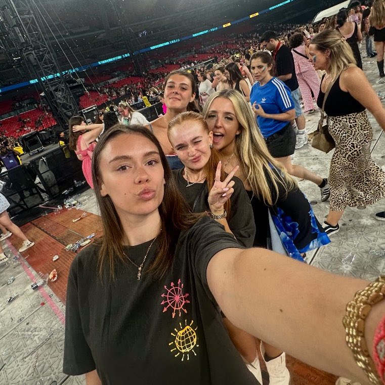 franontour's tweet photo. wait omg harry dump so far i love my friends https://t.co/WRgEfjLKw4