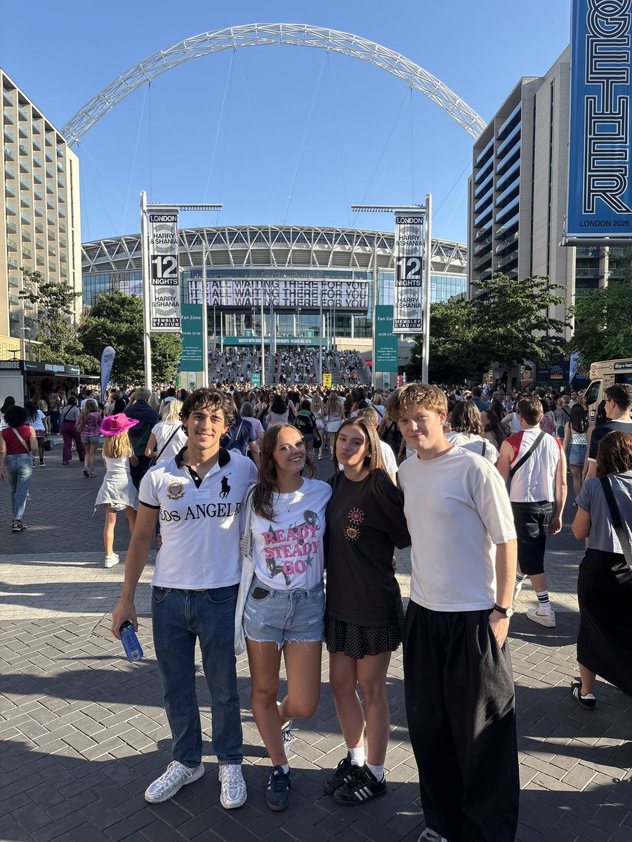 franontour's tweet photo. wait omg harry dump so far i love my friends https://t.co/WRgEfjLKw4