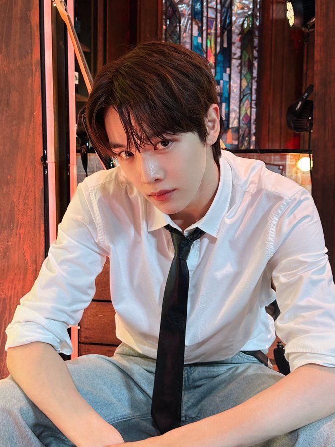 junroin's tweet photo. พี่บิ๊กปีสามโคตรหล่อเลย ปีนี้เปลี่ยนลุคด้วยว่ะ แต่เสียดายพี่แกไม่ค่อยยิ้มเลย

ยิ้มอะไรอะ มึงดูหน้าแฟนเขาด้วย มึงคิดว่าเขายิ้มออกไหม เห็นว่าปีก่อนเป็น mc แล้วปีหนึ่งฟอลมาเพียบ ตามง้อกันเป็นอาทิตย์ https://t.co/G9PoHxOQkQ