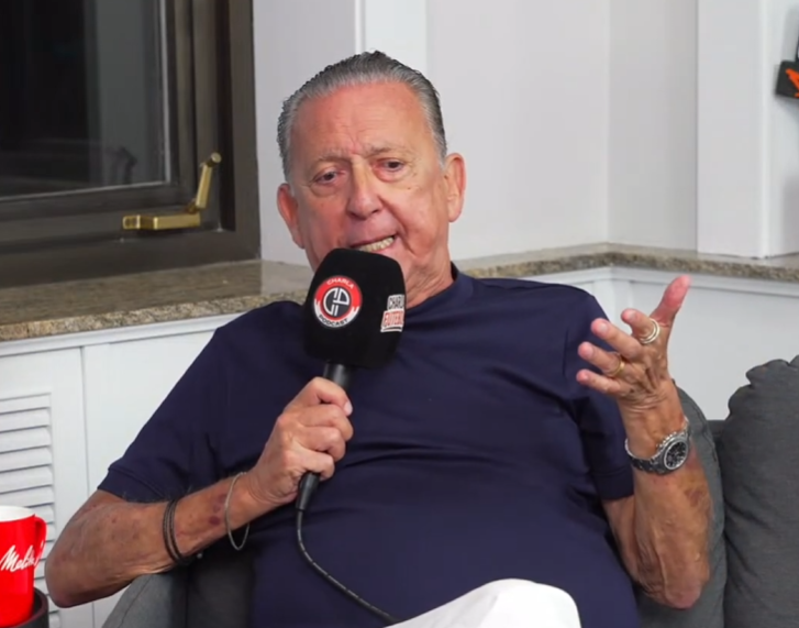 Futebol_Linhas's tweet photo. Galvão Bueno, no Charla Podcast, criticou os brasileiros que torcem para a Argentina e voltou a defender que Pelé ocupa um lugar único na história do futebol, acima de qualquer comparação.

"A sua reação quando você vê brasileiro torcendo pela Argentina?

Fico doido.

Eu fico alucinado.

Eu canso de dizer assim: ganhar é bom, ganhar da Argentina é muito melhor.

É muito melhor ganhar da Argentina.

Eu tenho uma admiração pelo Messi gigantesca.

Mas eu vejo nesse nosso mundo de hoje as pessoas dizendo: 'Ah, porque o Messi é maior que o Pelé'.

Peraí, gente.

Esquece.

Vamos pensar.

O futebol não começou hoje.

O Messi é fantástico.

O Pelé também já fez sete gols seguidos em Copa do Mundo.

Da Copa de 58 para 62.

E, em três jogos da Copa de 58, tinha feito seis gols.

O Pelé é extraterrestre.

Ponto.

Edson Arantes do Nascimento, o Rei Pelé, primeiro e único.

Agora, Messi, Maradona, Zico... quem foi melhor entre eles, aí é uma discussão que vale a pena."

Concorda com Galvão que Pelé é "extraterrestre" e está acima de qualquer comparação? 🔥