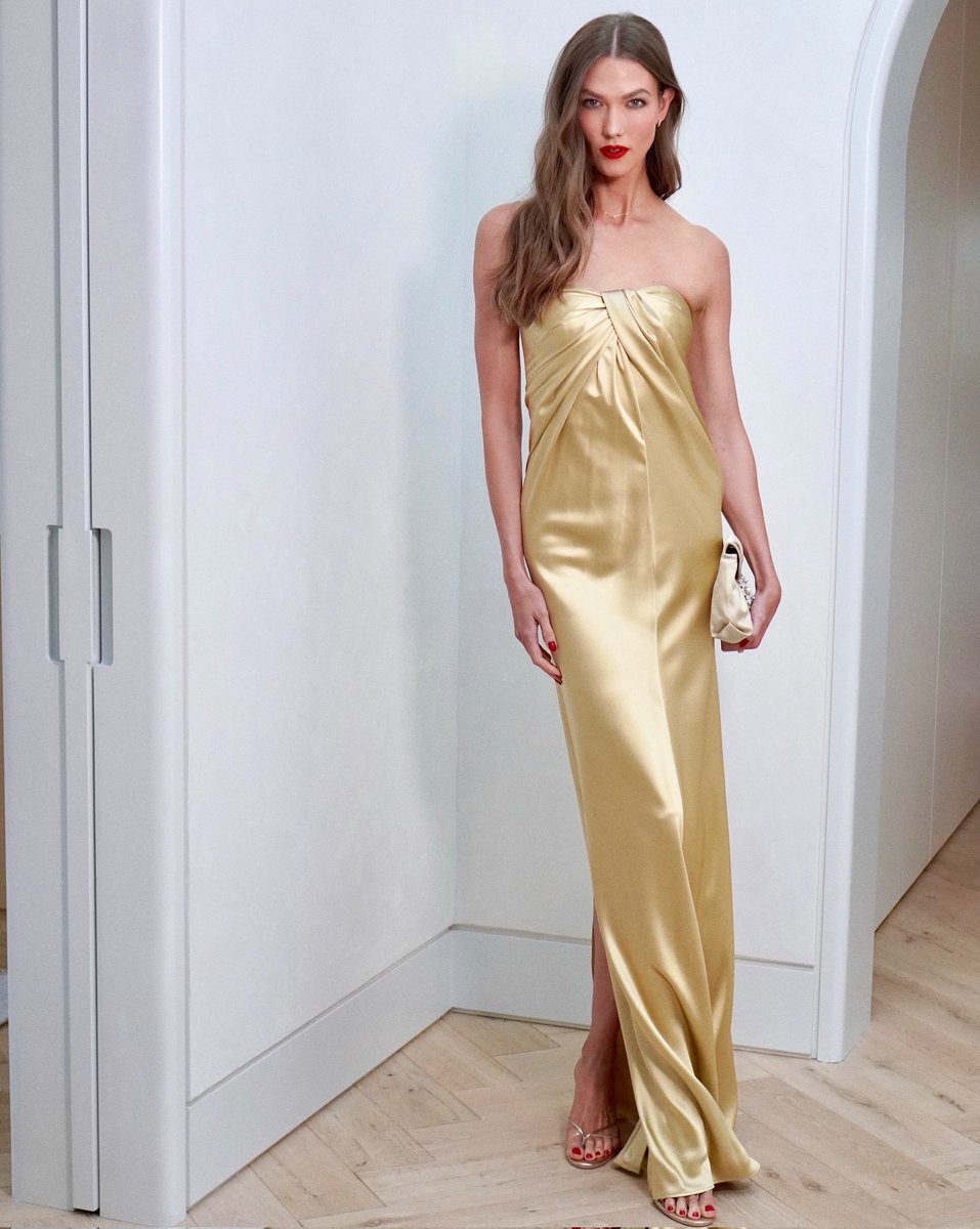communitydaisys's tweet photo. @karliekloss on her way to the T &amp; T wedding 💐🎀

Styling @natasha.colvin 
Hair @jacobrozenberg assisted by @michaellagarfinkel_hair 
Makeup @sooparkmakeup 

On her lips 👄 
@hungvanngobeauty 
Accentuating Longwear Lipliner in Vanngo Red 
Creamy Matte  Lipstick in Red Carpet Red https://t.co/37iibPpPIh