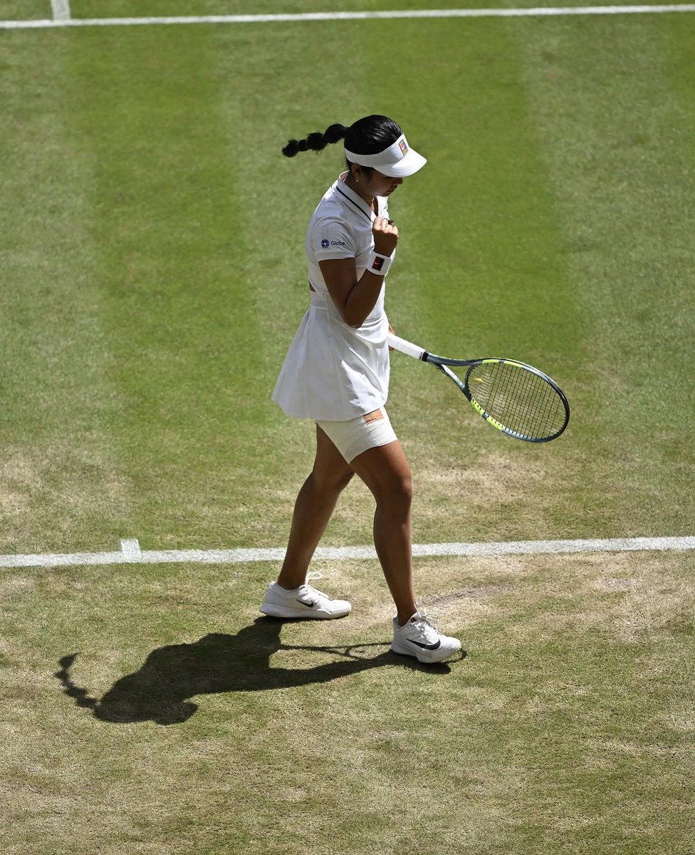 _anTWAnette13's tweet photo. Kapag lumago, hindi na hihinto 🥹🌱

Salamat sa patuloy na pagtaas ng bandera, Alex Eala 🇵🇭🙌🏻 #Wimbledon https://t.co/a4XG9koBoz