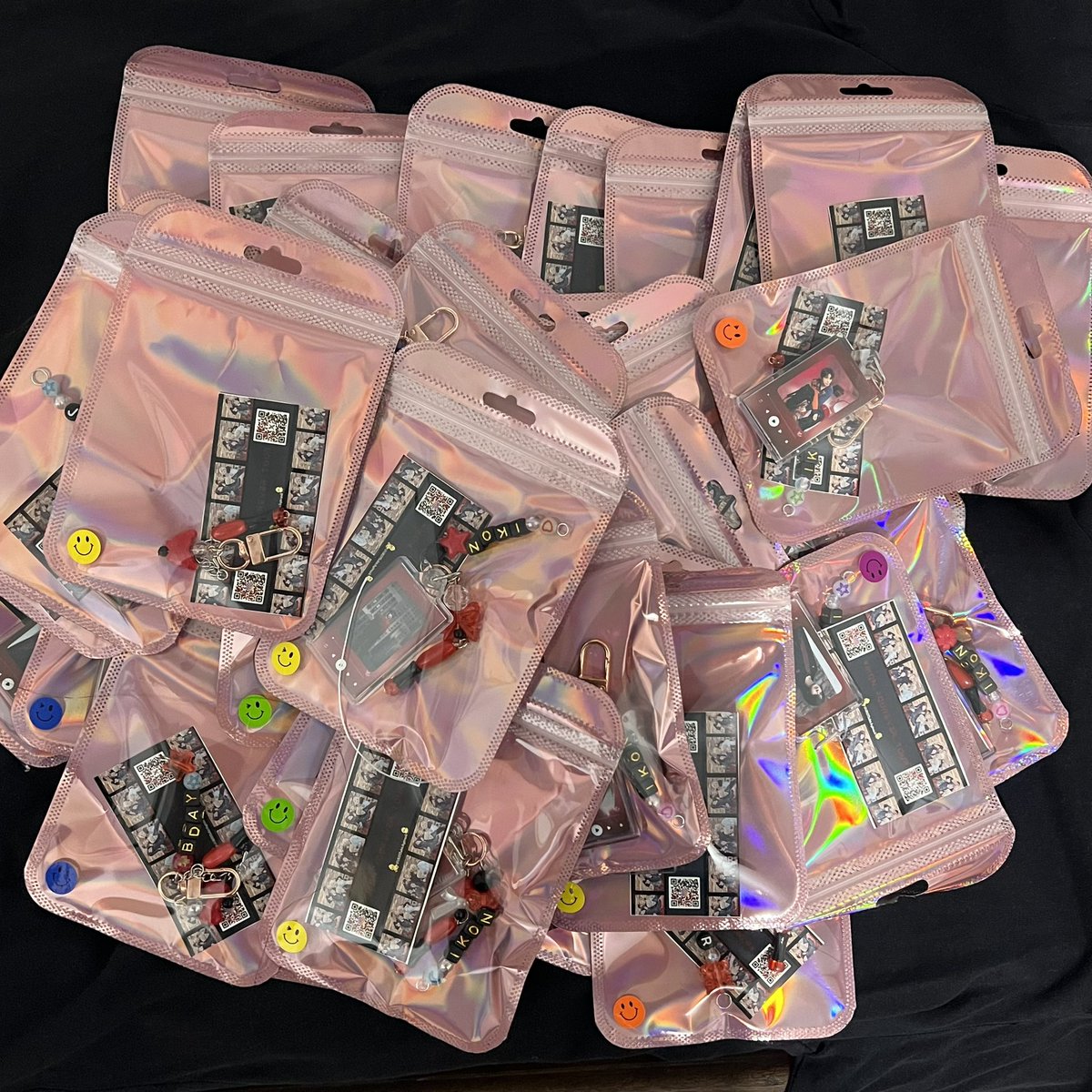 iKONsbtchytrash's tweet photo. Hello iKONICSS see you all tomorrow all mini keychain freebies are all done and pack!!😌 meron din additional designs and additonal freebies hope you all like it 😘
#iKON_FOUREVER_TOUR 
#iKONinManila https://t.co/P5V5JUaSmR