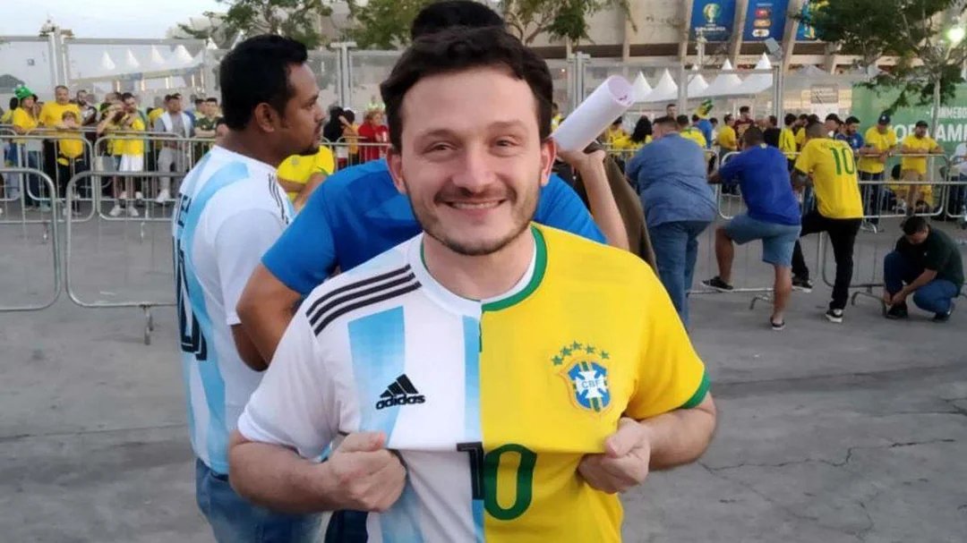 Futebol_Linhas's tweet photo. Galvão Bueno, no Charla Podcast, criticou os brasileiros que torcem para a Argentina e voltou a defender que Pelé ocupa um lugar único na história do futebol, acima de qualquer comparação.

"A sua reação quando você vê brasileiro torcendo pela Argentina?

Fico doido.

Eu fico alucinado.

Eu canso de dizer assim: ganhar é bom, ganhar da Argentina é muito melhor.

É muito melhor ganhar da Argentina.

Eu tenho uma admiração pelo Messi gigantesca.

Mas eu vejo nesse nosso mundo de hoje as pessoas dizendo: 'Ah, porque o Messi é maior que o Pelé'.

Peraí, gente.

Esquece.

Vamos pensar.

O futebol não começou hoje.

O Messi é fantástico.

O Pelé também já fez sete gols seguidos em Copa do Mundo.

Da Copa de 58 para 62.

E, em três jogos da Copa de 58, tinha feito seis gols.

O Pelé é extraterrestre.

Ponto.

Edson Arantes do Nascimento, o Rei Pelé, primeiro e único.

Agora, Messi, Maradona, Zico... quem foi melhor entre eles, aí é uma discussão que vale a pena."

Concorda com Galvão que Pelé é "extraterrestre" e está acima de qualquer comparação? 🔥