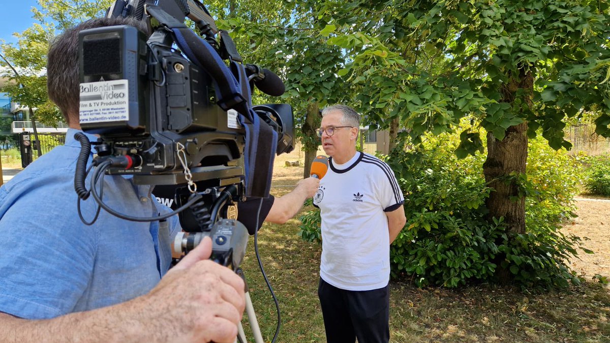 BallentinVideo's tweet photo. Paukenschlag beim DFB: Bundestrainer Julian Nagelsmann ist zurückgetreten! 
Wir berichten für euch live von den Entwicklungen. Unser Kamerateam schaltet dazu aus der DFB-Zentrale in Frankfurt direkt in alle laufenden ZDF-Nachrichtensendungen 
#nagelsmann #dfb #live #tvteam https://t.co/C0lAFXr3Es