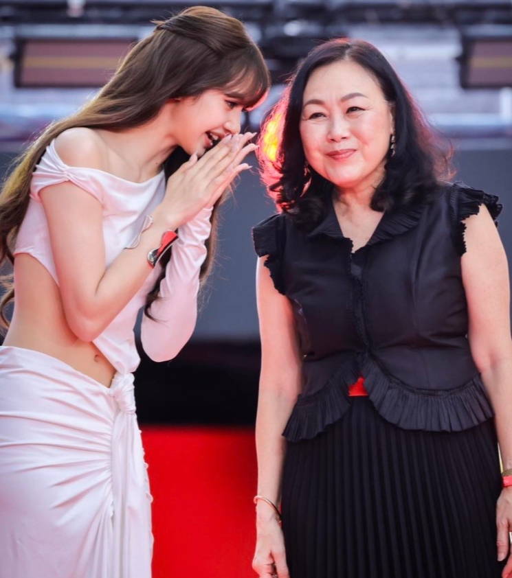 PortalLalisa's tweet photo. LISA ao lado de Wallaya Chirathivat, CEO da Central Pattana e integrante da bilionária família Chirathivat, responsável pelo Central Group, um dos maiores conglomerados de varejo e desenvolvimento imobiliário da Tailândia.

Wallaya também foi reconhecida pela revista Fortune como uma das mulheres mais poderosas da Ásia, ocupando a 89ª posição no ranking.

@wearelloud @SHISEIDO_brand @centralwOrld
LISA ULTIMUNE STUDIO BKK
#LISAxSHISEIDO
#LISAwithULTIMUNE #ULTIMUNESTUDIOatCENTRALWORLD
#ShiseidoThailand