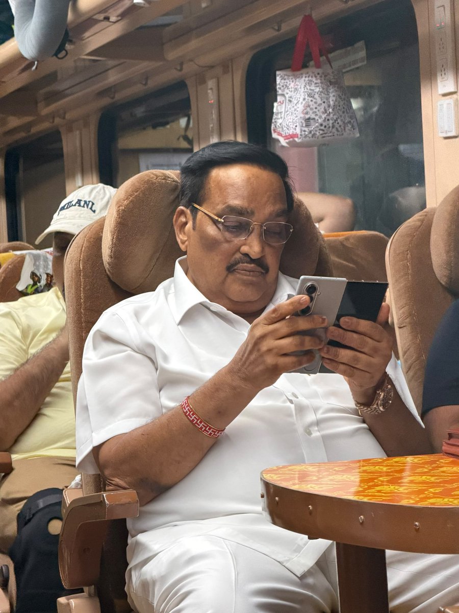 CRPaatil's tweet photo. सूरत से मुंबई और मुंबई से सूरत की रेल यात्रा के दौरान अनेक सहयात्रियों से आत्मीय संवाद का अवसर मिला।

यात्राएँ केवल एक स्थान से दूसरे स्थान तक पहुँचने का माध्यम नहीं होतीं, बल्कि जनभावनाओं, अनुभवों और अपेक्षाओं को निकट से समझने का भी अवसर देती हैं।

आप सभी का स्नेह, विश्वास और आत्मीयता निरंतर जनसेवा के संकल्प को और अधिक दृढ़ बनाती है।