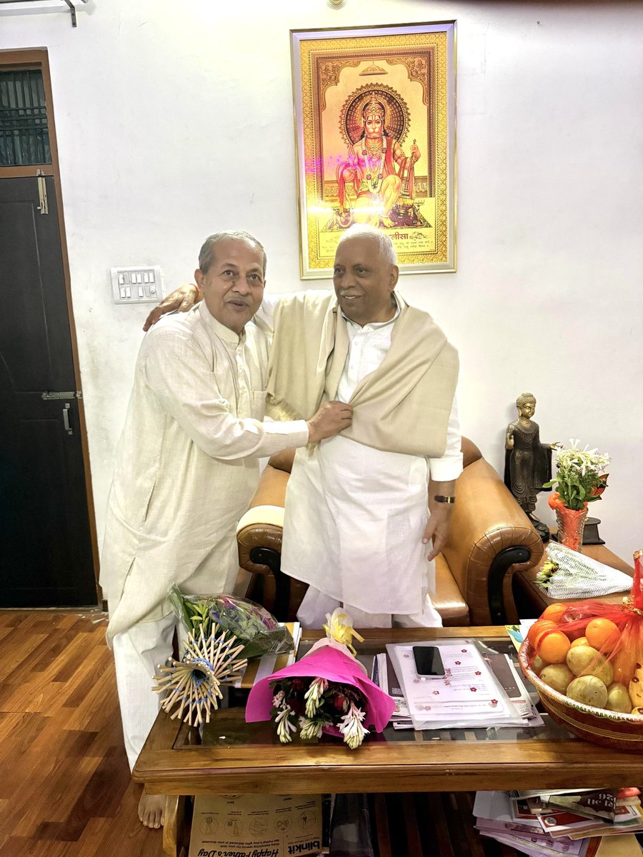 nawabsnagar's tweet photo. आज लखनऊ में भारतीय जनता पार्टी के वरिष्ठ एवं आदरणीय नेता, पूर्व प्रदेश अध्यक्ष, सादगी, अनुशासन और वैचारिक प्रतिबद्धता के प्रेरणास्रोत आदरणीय डॉ. @DrRamapati जी से आत्मीय भेंट कर उनका आशीर्वाद प्राप्त किया तथा अपने नवीन दायित्व के सफल निर्वहन हेतु उनका मार्गदर्शन और शुभाशीष भी प्राप्त किया।