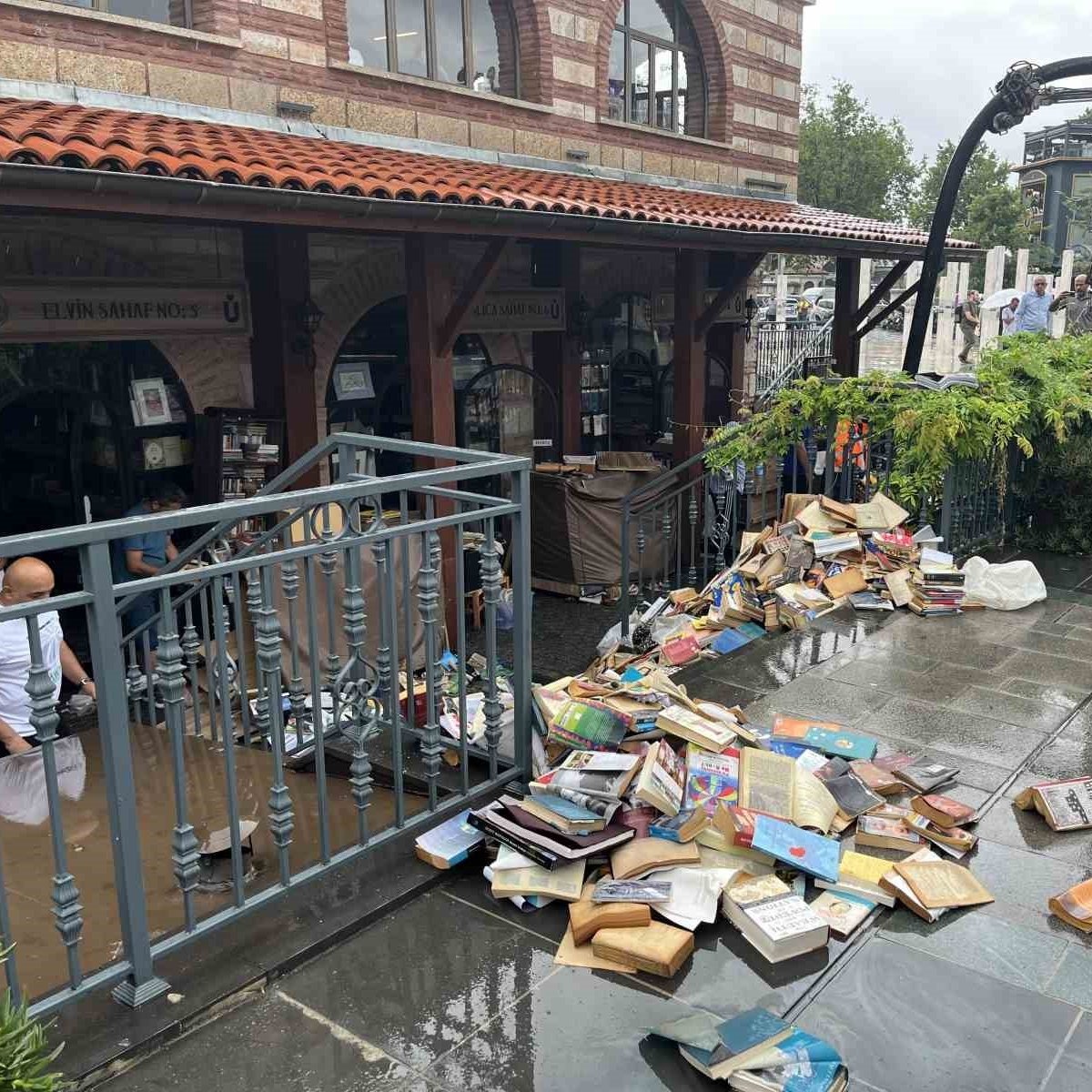 pusholder's tweet photo. Aşırı yağış, Üsküdar Sahaflar Çarşısı'nda yüzlerce kitabı kullanılamaz hale getirdi. https://t.co/6vhG7KbsSj
