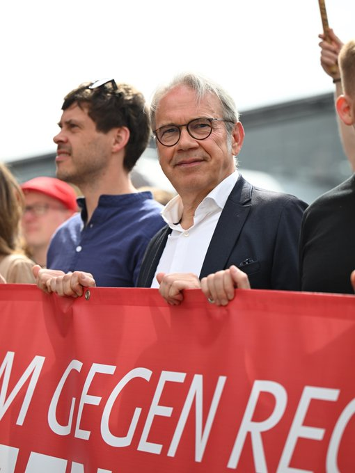 rebew_lexa's tweet photo. Thüringens Innenminister Georg Maier (SPD) steht in Erfurt Seite an Seite mit gewalttätigen Antifa-Terroristen. Wer sich zu diesem Abschaum gesellt, ist keinen Deut besser. https://t.co/Q0CXKZtkcJ