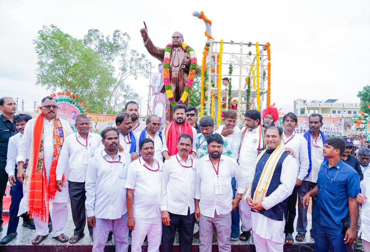revanth_anumula's tweet photo. మిడ్జిల్ లోని వెల్జాల క్రాస్ రోడ్డు వద్ద బాబాసాహెబ్ డా.బీఆర్ అంబేద్కర్, మాజీ శాసన సభ్యుడు ద్యాప గోపాల్ రెడ్డి గారి విగ్రహాలను ఆవిష్కరించాను.
#ZPTCToCM #DrBRAmbedkar
#20YearJourney #DyapaGopalReddy
#Midjil https://t.co/9o9Uzaplpj