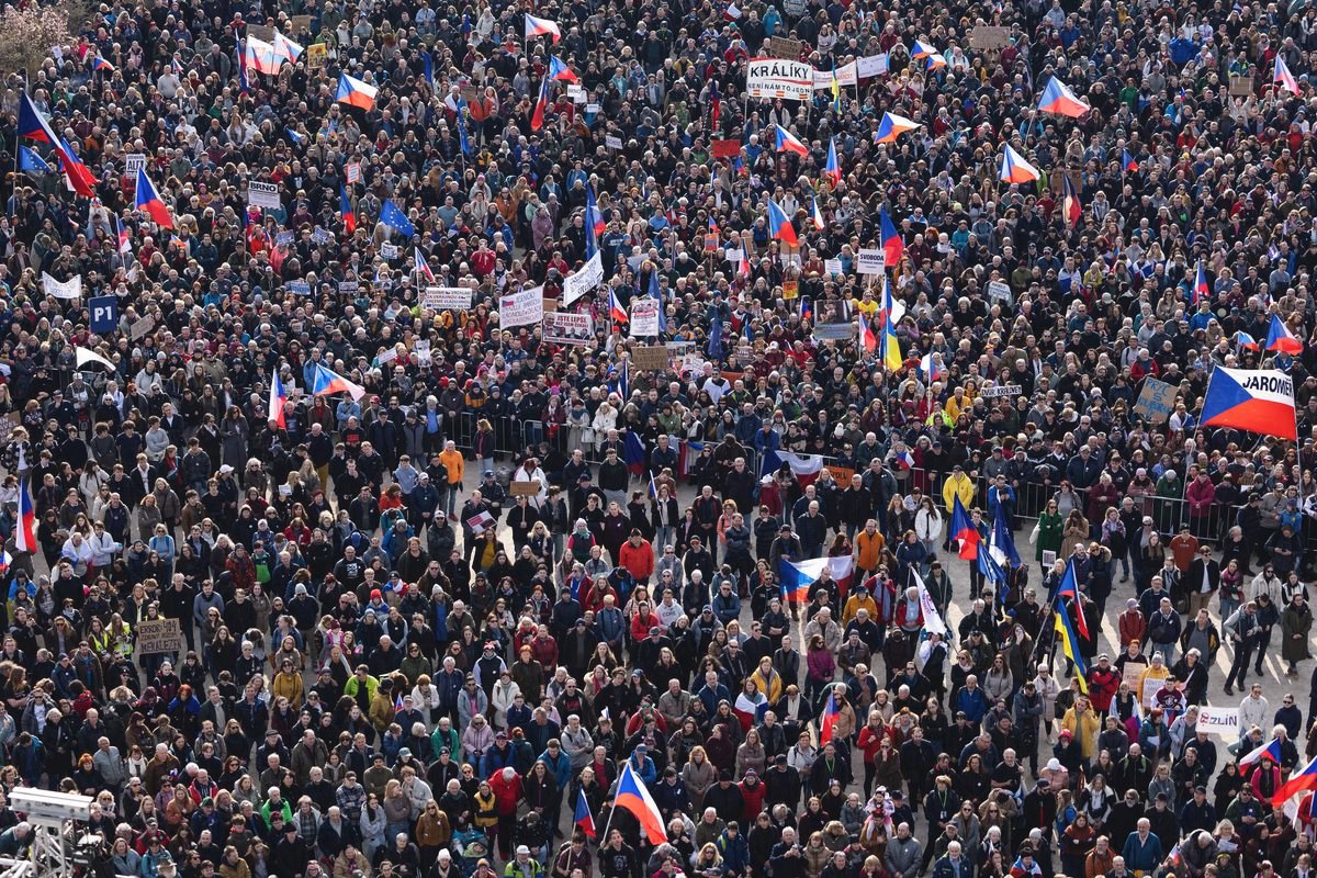 zdeneksarapatka's tweet photo. Povolání syn
Po bytech za babku i fleky pro děti. V obecních kvartýrech už hnízdí prachatá věrchuška okolo Bureše, tak přišel čas zajistit rodiny. ‚Olda‘ teď upíchnul synka ve státním „čektrejdu“ a tlačenka je tu nasnadě. Ze zjištění médií uspěl synátor ve výběru (sic!) bez zmínce o praxi! Že Klempíř junior prý neměl protekci je uboze zpocená výmluva starého práskače.

Vrcholem funkčního obžerství „Motorek“ je ovšem synovec poslankyně Vesecké. Tejc, sám lánský pučista a  „dvojče“ echt machra na právo Michala Haška ze Sládkovičova, udělal synovce Vesecké rovnou svým náměstkem. Že je to příbuzný Vesecké prý „vůbec nevěděl“. Zvídavým občanům pak skrze média vzkázal své arogant z profese, předseda celé té sebranky Macinka: „je mi to úplně ukradené“. Že žena synovce Vesecké má na triku ausgerechnet právnické posudky, kterými stát odblokoval miliardové dotace pro Agrofert, je jasná náhoda.

Papalášské manýry jsou v partě Bureše na denním pořádku. Mrázová, co tančila u tyče a je z ní ministr, zas hodila laso synovi Dostálové. Potomek europoslankyně dostal džob snů na MMR, kde  „implementuje změny stavebního zákona“, ačkoliv mu chybí zkušenosti v oboru i v legislativě. Tetička Mrázová, která si oproti bílinským potřebným válí za pár šušní své šunky v obecním bydlení, se o partajní rodinu Bureše ochotně postará.
Je to jak ruský film z období Stalina. Černá tu na protest nestačí, občanské demošky jsou pro tuhle mafii zjevně spíš bezzubým halasem. Trpělivost skončila: lhůta prošla. Přišel čas na stávky, na boj a na  odpor už v tvrdé režii opozičních partají a pod velením některého z jejich lídrů, který se nebojí. Mladí jsou, teď ještě ta odvaha!