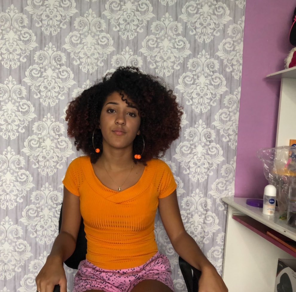 nathfinancas's tweet photo. Estava vendo essas fotos e é sempre bom lembrar de onde a gente veio.

Foi nesse espaço que gravei muitos dos meus primeiros vídeos. Também foi nessa época que eu fazia cartão, trabalhava fora de casa e sonhava em construir a Nath Finanças.

Tem muita gente que chegou agora e talvez ache que sempre foi assim. Mas eu ganhava menos de um salário mínimo e fui construindo tudo aos poucos.

Olhar para essas fotos me lembra que nenhum resultado acontece do dia para a noite. Foram anos estudando, trabalhando, errando, acertando e insistindo MUITO.

Por isso eu gosto de registrar essas fases. Não para romantizar o começo, mas para lembrar que tudo o que a gente constrói tem uma história. 🏹💗