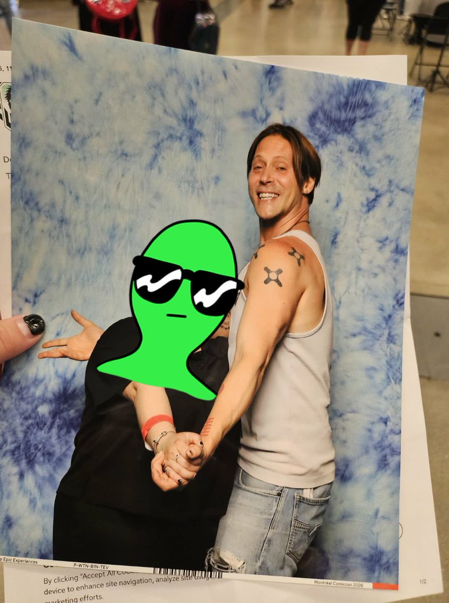 VeillyO's tweet photo. ALSO
I MET MY BELOVED ASTARION'S VOICE
NEIL!! 
HES REALLY SWEET!! https://t.co/XSNWrGmHYl