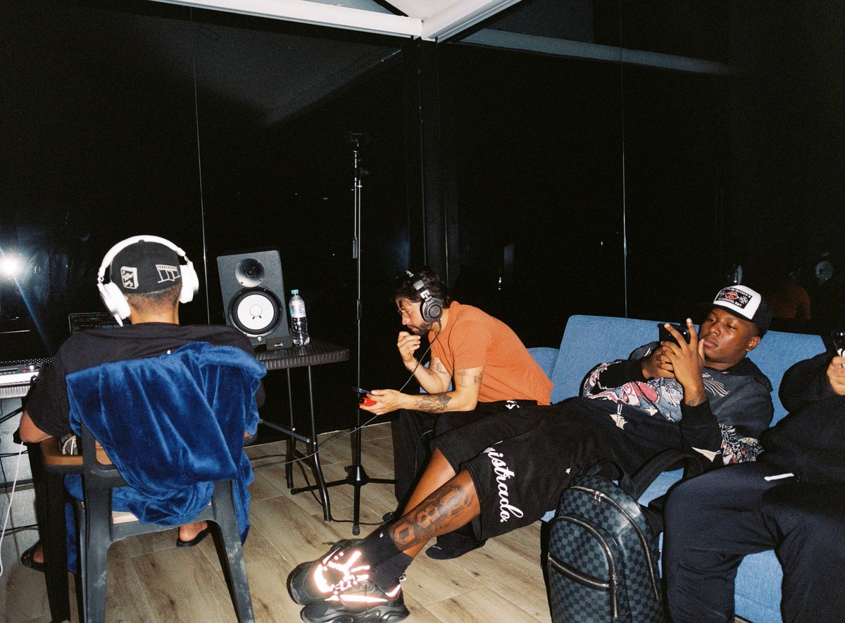 mvsicmvn's tweet photo. Mora y Topboy TGR juntos en el estudio 👀 https://t.co/Fb2SXMUQNk