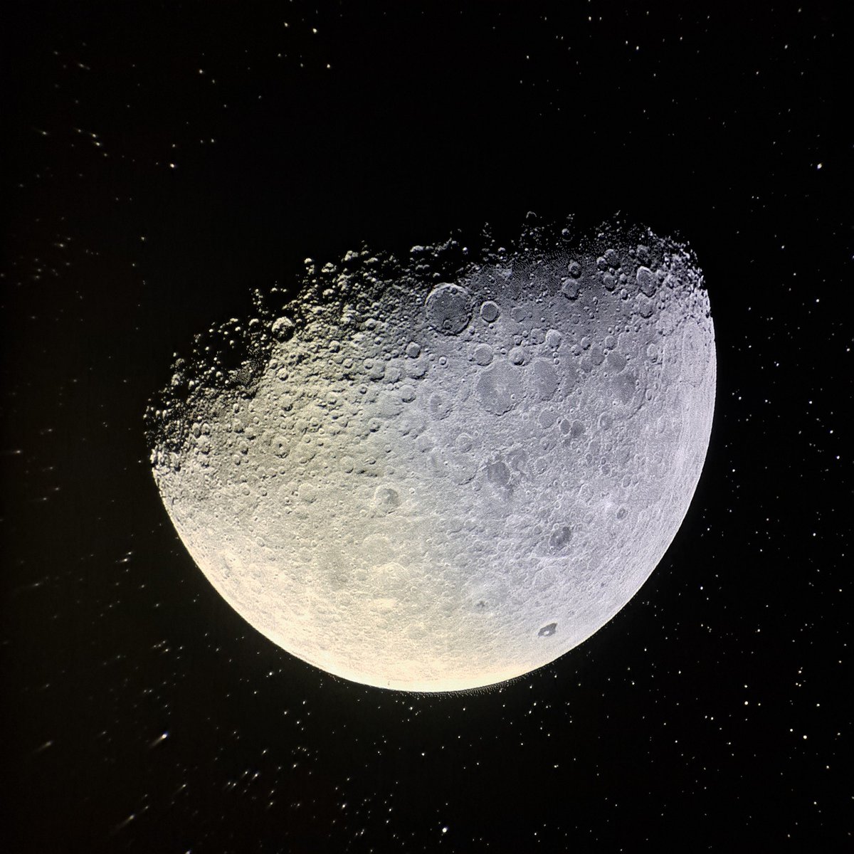 ZHj0nwzn9OUo3T0's tweet photo. 気になっていた星空ライトをついに買ってしまった…見た目コンパクトなのに想像していたよりも高画質且つどデカい月が天井に映し出されて最高🌔 https://t.co/PB20O6btpU