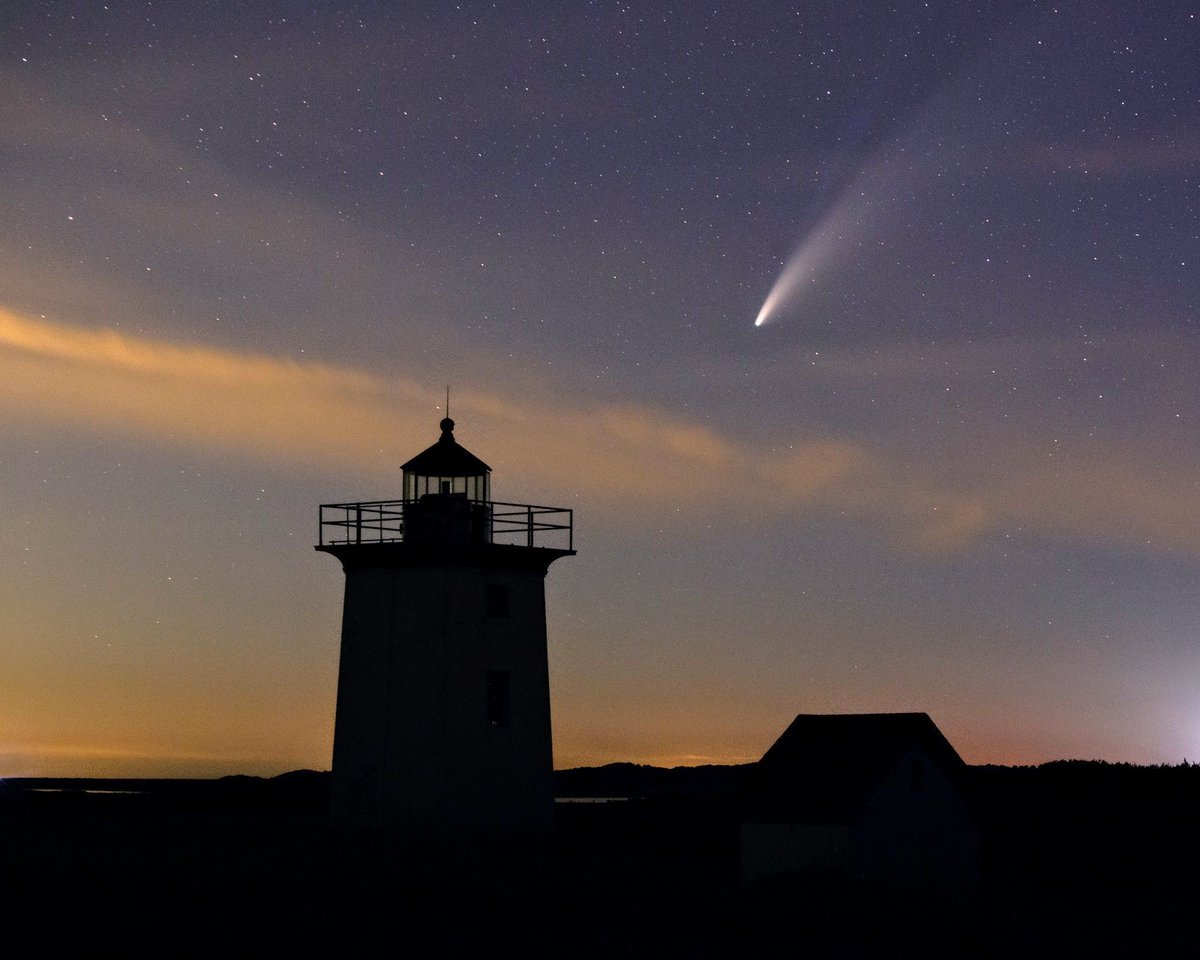 earthskyscience's tweet photo. Jamison Smith captured #comet #NEOWISE from Massachusetts in 2020. Could a star - passing near the solar system 2.5 million years ago - have sent a wave of comets toward the inner solar system, including NEOWISE?
Read about the possible comet deluge at: https://t.co/4MN0FszuQj https://t.co/jYYWqRFldq