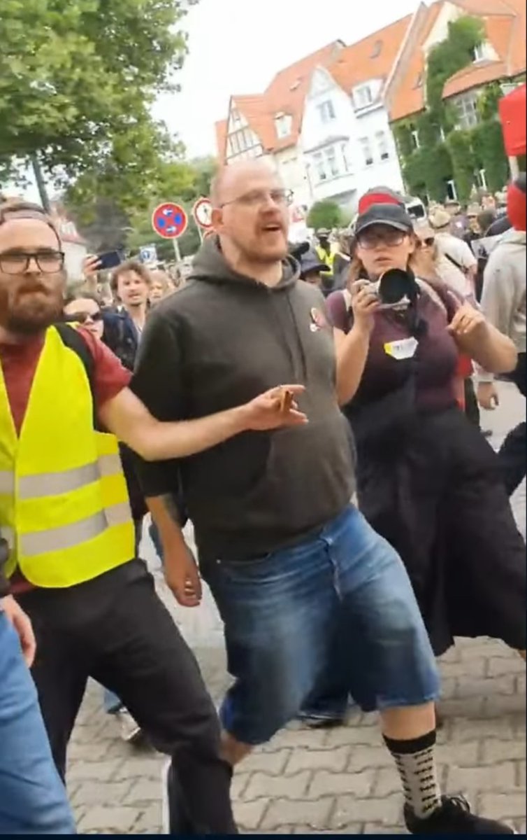 PURIST19's tweet photo. @0_7_user Stimmt nicht so sehr. Mehr Linke verüben "rechte" Taten.
Hier ein Schläger-Anführer. Im Original von hintengefilmt, hier en face. https://t.co/12AY4ixfm9