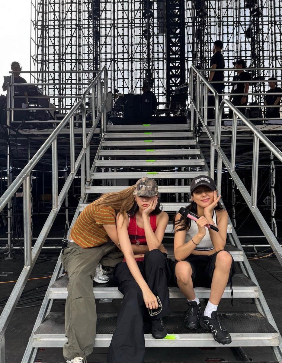jnlszip's tweet photo. 250705 jennierubyjane Instagram post and lalalalisa_m story https://t.co/xy7UKGjwrT