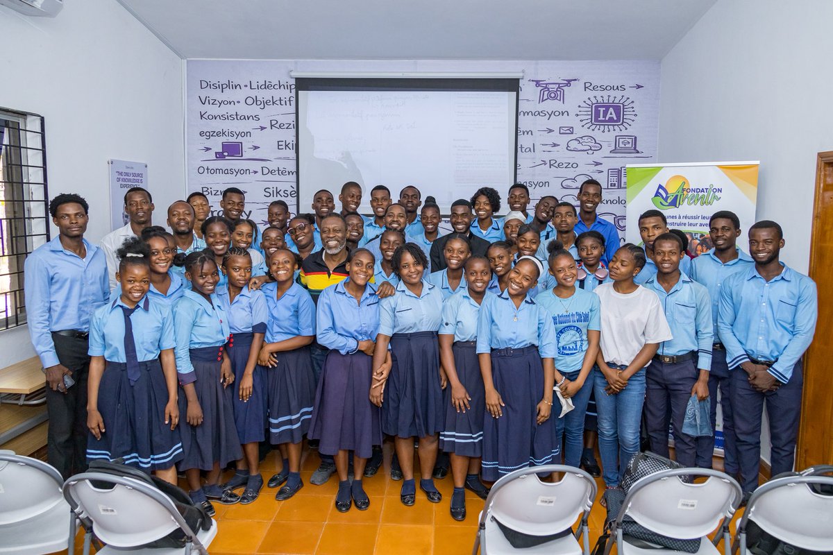 etzeremile's tweet photo. 🔵🔴 Fondation Avenir te kontan ofri seyans ratrapaj pou elèv NS4 (filo) Lycée La Saline pou ede yo nan preparasyon egzamen bakaloreya. Aktivite sa reyalize nan patenarya avèk Exam Haiti , Marco Azèd ap dirije. Pwogram sa nou lanse depi ane pase, fèt pou akonpaye elèv yo ki akoz vyolans pèdi anpil jou klas. Nou remèsye direktè Lycée La Saline lan, Vladimir Rameau pou kolaborasyon li. 🔵🔴