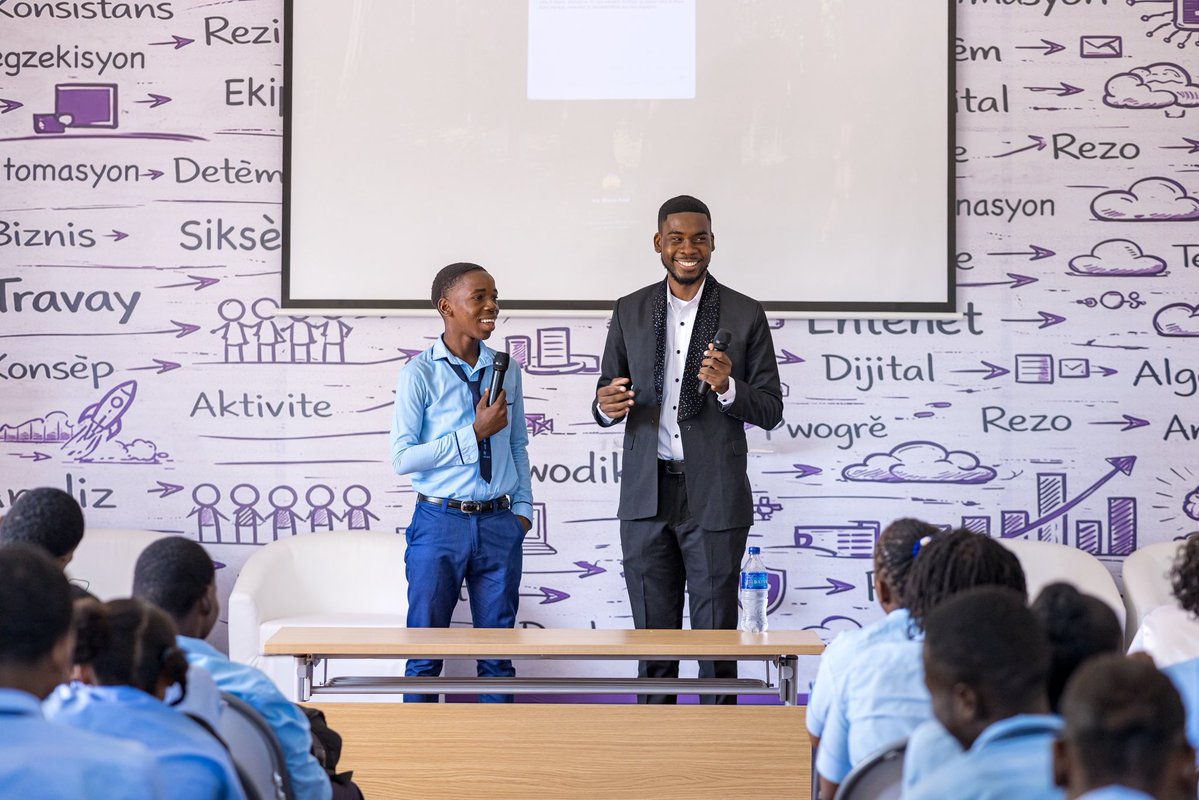 etzeremile's tweet photo. 🔵🔴 Fondation Avenir te kontan ofri seyans ratrapaj pou elèv NS4 (filo) Lycée La Saline pou ede yo nan preparasyon egzamen bakaloreya. Aktivite sa reyalize nan patenarya avèk Exam Haiti , Marco Azèd ap dirije. Pwogram sa nou lanse depi ane pase, fèt pou akonpaye elèv yo ki akoz vyolans pèdi anpil jou klas. Nou remèsye direktè Lycée La Saline lan, Vladimir Rameau pou kolaborasyon li. 🔵🔴