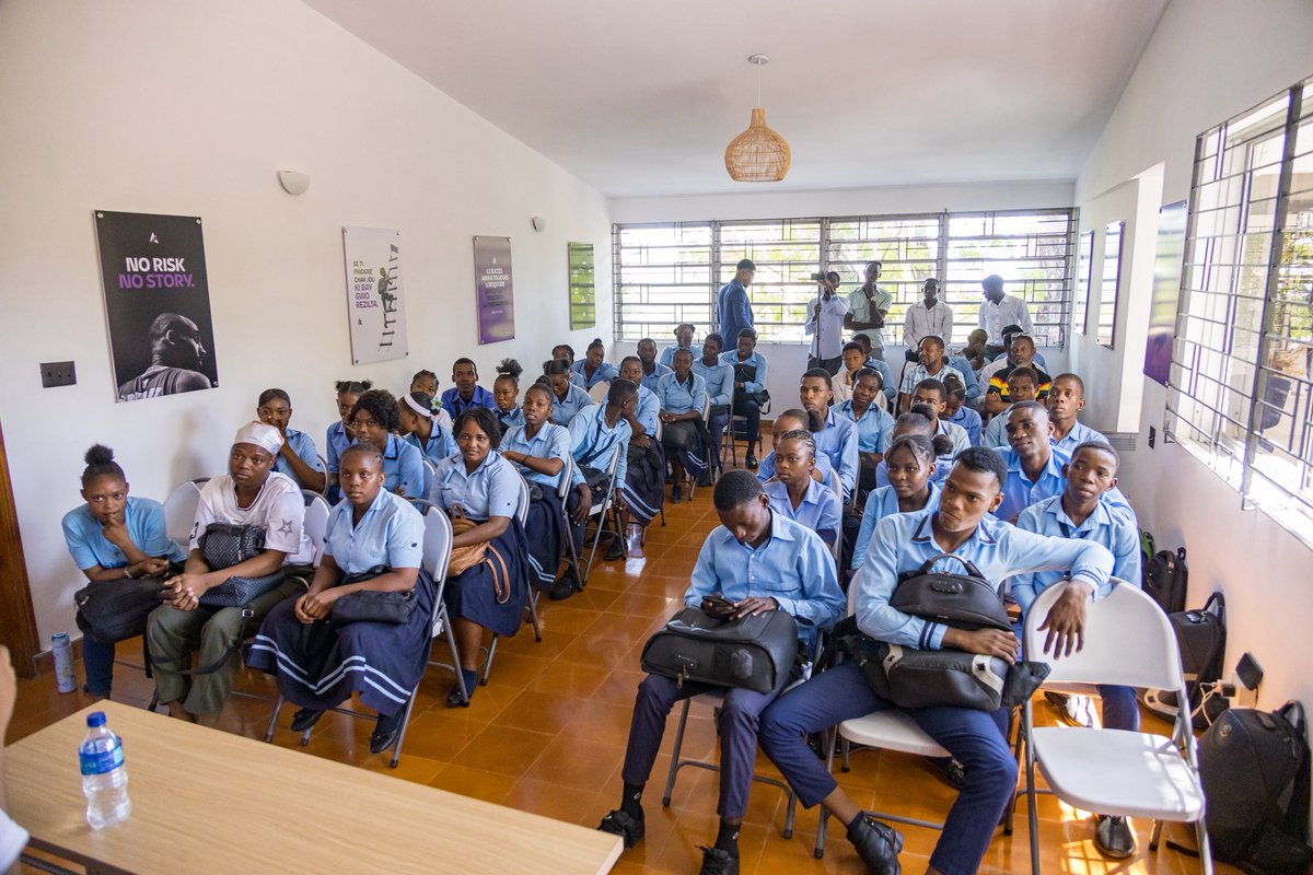 etzeremile's tweet photo. 🔵🔴 Fondation Avenir te kontan ofri seyans ratrapaj pou elèv NS4 (filo) Lycée La Saline pou ede yo nan preparasyon egzamen bakaloreya. Aktivite sa reyalize nan patenarya avèk Exam Haiti , Marco Azèd ap dirije. Pwogram sa nou lanse depi ane pase, fèt pou akonpaye elèv yo ki akoz vyolans pèdi anpil jou klas. Nou remèsye direktè Lycée La Saline lan, Vladimir Rameau pou kolaborasyon li. 🔵🔴