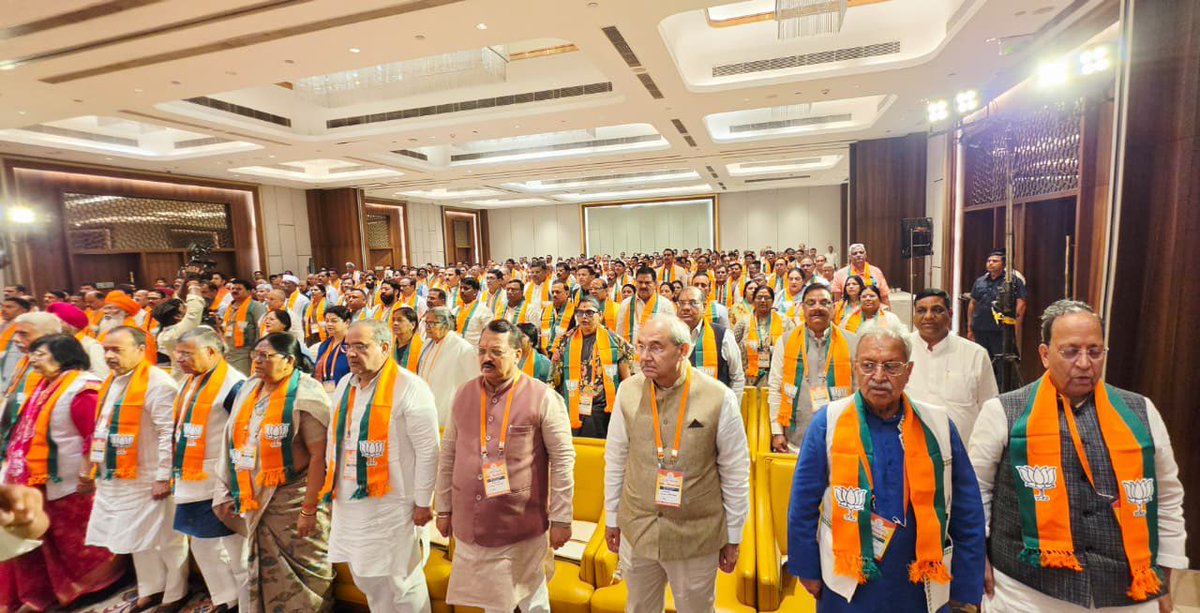 JitinPrasada's tweet photo. लखनऊ में आयोजित @BJP4India के राष्ट्रीय अध्यक्ष श्री @NitinNabin जी की माननीय सांसद एवं विधायक गणों के साथ महत्वपूर्ण बैठक में सम्मिलित होकर संगठन को और अधिक सशक्त बनाने, आगामी कार्ययोजना तथा जनसेवा से जुड़े विभिन्न विषयों पर पाथेय प्राप्त किया।

बैठक में मा. मुख्यमंत्री श्री @myogiadityanath
जी, राष्ट्रीय महासचिव (संगठन) श्री @blsanthosh जी, उत्तर प्रदेश के पार्टी अध्यक्ष श्री @mppchaudhary जी एवं प्रदेश महामंत्री (संगठन) श्री @idharampalsingh जी की गरिमामयी उपस्थिति रही।

संगठन ही शक्ति है, सेवा ही हमारा संकल्प।
@BJP4UP