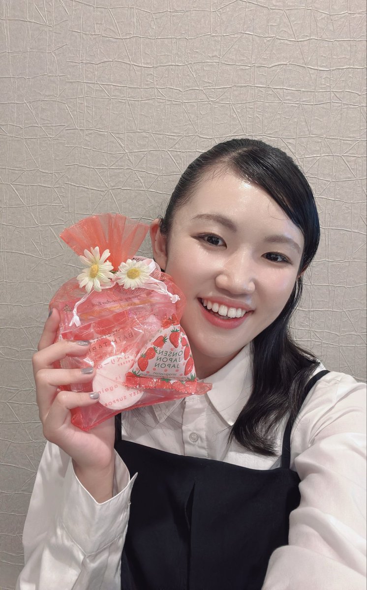8ma7wish's tweet photo. #栗JET 

いただいた素敵な差し入れたち①✨️

🍫チョコレート
カシス・レモン・マスカットの味！？
どれもすごく気になります( ✧ω✧ )

🛁 入浴剤セット
見た目がもう可愛いすぎて…(∩ˊ꒳​ˋ∩)💕
苺の入浴剤、楽しみです🍓

本当にありがとうございます🎁✨️ https://t.co/KgX9TpWh3F