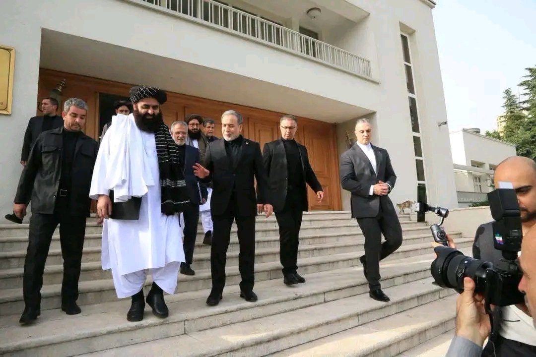 MahmodMala14482's tweet photo. څه کافر ایران دی،😏😏

د هر چا مطابق یې هغوئ ته د سټیج د راتګ سره سم سورت ویلی،

پاکستان ته یې سورت منافقون ویلی.
افغانستان ته یې سورت الفتح وویلو.
او مخالفې جبهې ته یې سورت الکافرون ویلی.

وایم زنده اباد دېته وایې اصلي شکل صورت د خلکو پېژندل.

@MahmodMala14482 https://t.co/W6OkEZXJl7