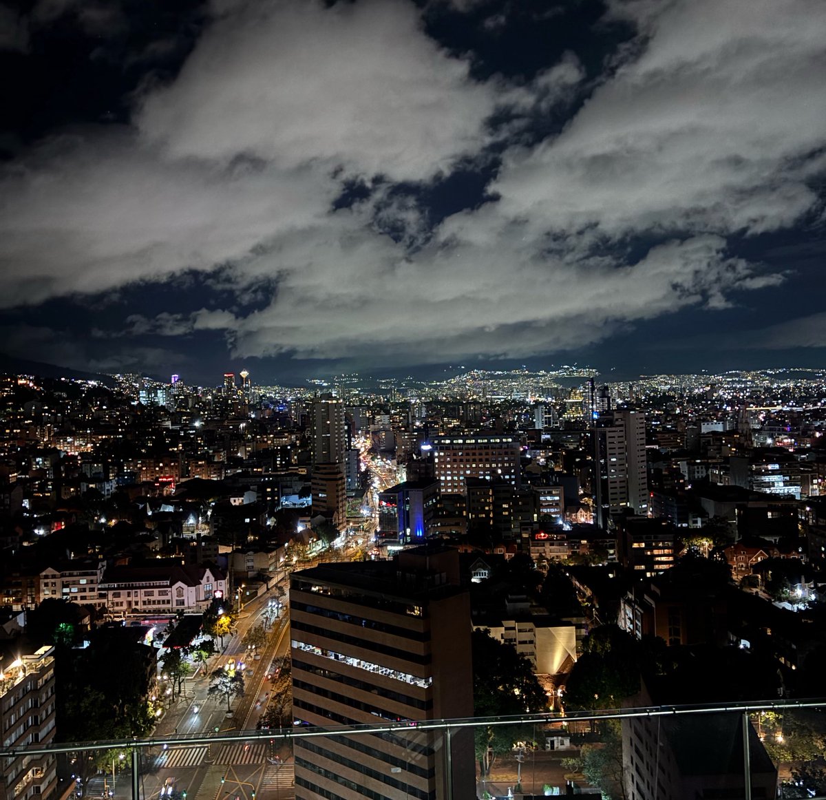 PabloMoreno151's tweet photo. Lo siento pero estoy enamorado de Bogotá 🌃 https://t.co/mg5YzyhPRc