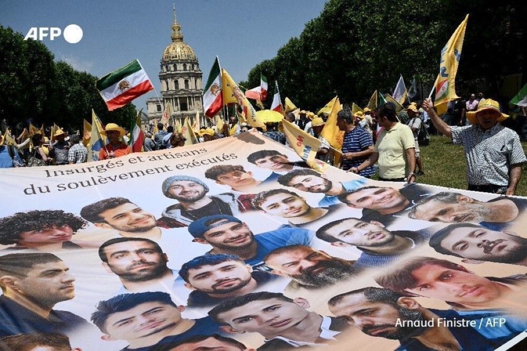ShanazRx's tweet photo. @francediplo_EN @franceintheus @franceinnyc Now France under leadership of @EmmanuelMacron suppress the peaceful rally and of Iranians to appease a terrorist bloodthirsty regime in Tehran!

Your @Policenationale acted just like SAVAK and IRGC thugs!

Do better! That’s not the France we all know!

#Freedom https://t.co/GIe0HEHN8n