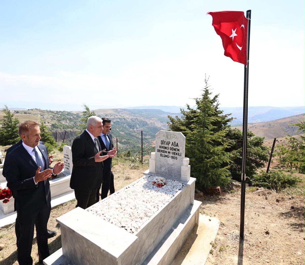 gurselerol62's tweet photo. İYİ Parti Genel Başkanı Sayın Müsavat Dervişoğlu’nun, ailemizin büyük dedesi , Birinci Dönem Dersim Mebusu Diyap Ağa’nın kabrini ziyaret ederek aziz hatırasını yâd etmesi bizler için son derece anlamlı ve kıymetlidir.

Tarihimize, ortak hafızamıza ve ecdadımıza gösterdiği bu vefa dolu ziyaret dolayısıyla Sayın Genel Başkanımıza gönülden teşekkür ediyorum.