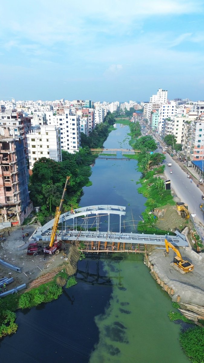 BDREBOUND's tweet photo. @BDMOFA Which idiot is making this Aftabnagar-Banasree Bridge? He made the canal smaller, also there is no space to pass boat under the bridge. Pure roberry or foolishness! How govt. is approving it i don't get it. https://t.co/qYf8nkiSj3