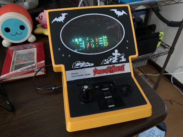 PopgunJapan's tweet photo. ドラキュラハウスの動作確認。問題なし。

キー入力の鈍さは元々らしいが多分それで正解だろう。
電源投入時にクレイジークライマーのスタートと同じ曲、
ゲーム開始時にドンキーコングのスタートと同じ曲���流れる。
先日、某ミュージックビデオで
気になってしょうがなかったこれがついに手に入った😓 https://t.co/Ms6HCa8ImE