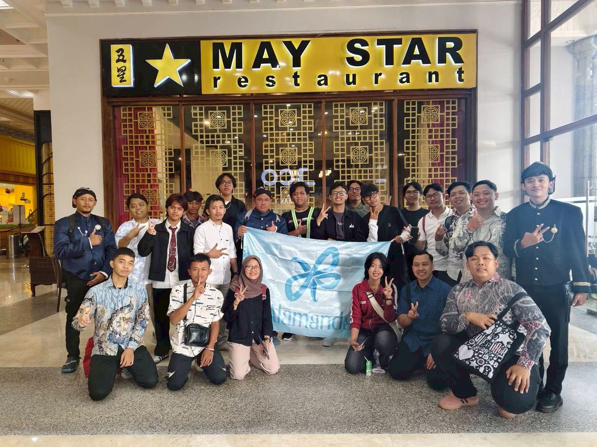 Alamanda_INA's tweet photo. Yogyakarta, terima kasih banyak! 💙

Senang banget akhirnya bisa ketemu lagi sama #WargAlya di sesi Meet & Greet dan 2-Shot Theater Sementara hari ini. Rasanya seru lihat teman-teman datang dengan semangat, ada yang dari Jogja, ada juga yang rela menempuh perjalanan dari luar kota. Terima kasih ya sudah menyempatkan waktu untuk hadir. Kehadiran kalian benar-benar bikin suasana hari ini terasa makin hangat.

Mau itu dari obrolan singkat, momen pas 2-shot, atau sekadar bisa bertemu langsung dengan Alya, semoga semuanya jadi kenangan yang nanti bikin senyum sendiri setiap kali foto-fotonya dibuka lagi. 🥹

Buat yang sekarang masih di jalan, hati-hati ya. Semoga perjalanannya lancar sampai rumah.

Sampai ketemu lagi di event berikutnya. Semoga lain kali kita bisa kumpul lagi, ngobrol lagi, dan bikin lebih banyak momen seru bareng.

See you next event, gengsss! 👋💙