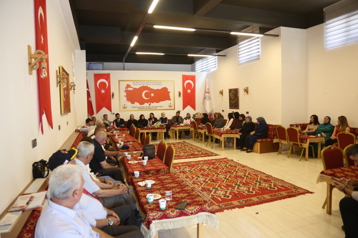 Tugsavpursaklar's tweet photo. Temsilciliğimizde misafir ettiğimiz İlçe Başkanımız Sn İbrahim Kopan, Milletvekilimiz Sn Jülide Sarıeroğlu, Belediye Başkan Vekilimiz Sn Ahmet Öztürk, Koordinatörümüzü Şehit Ailelerimiz ve Gazilerimiz ile ağırladık 
@jsarieroglu 
@ibrahim_kopan 
@Ertugrulcetin06 
@GazilerVakfi https://t.co/TQqpBt2Wz2