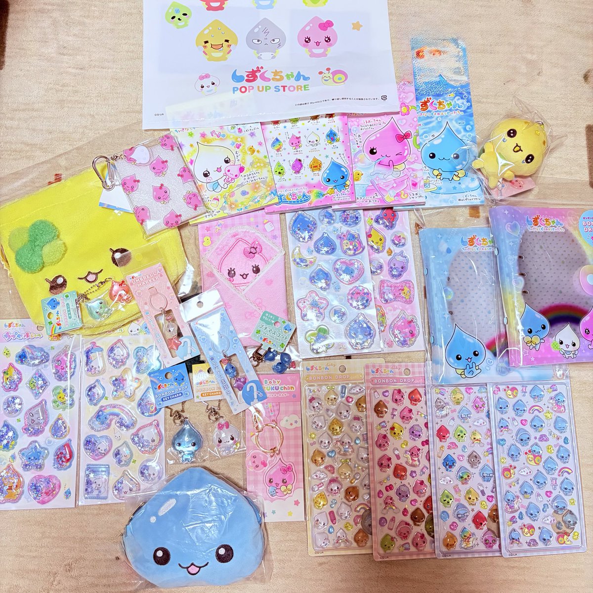 vYXpubxHJS21481's tweet photo. 今日１８時からの枠で行ってきた✨
お目当ての物全部ゲット💸😇🩷
コンポタちゃんのぬいぐるみ、だいぶ個体差あったから厳選してきた！
個人的にエコバッグがペラペラ生地かと予想してたのが、硬めでちゃんとしっかりした生地だったから買う予定無かったけど買っちゃった🥹
#しずくちゃんポップアップ https://t.co/hdw8rP3YLV
