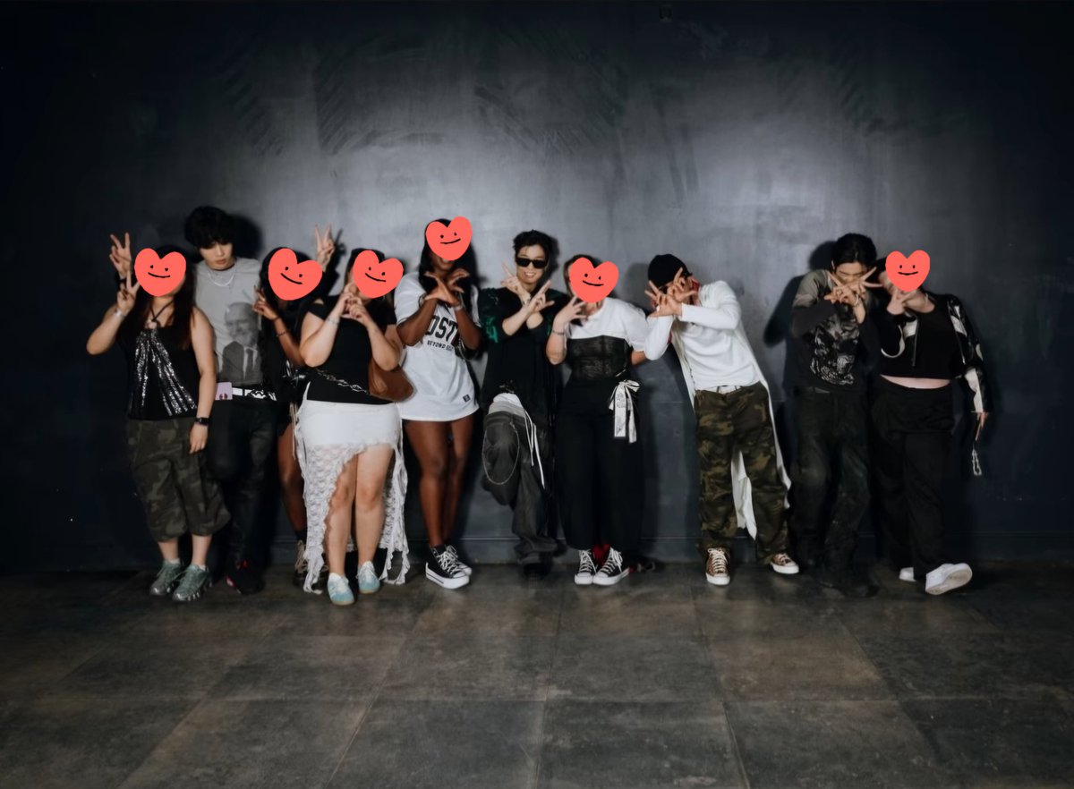 kgd61i's tweet photo. 김하온 파리보다 런던이 물이 잘 맞았나봄. 팬들하고 찍은 사진 잘 나와서 스티커 수작업 함.. https://t.co/SMVn9fPAJy