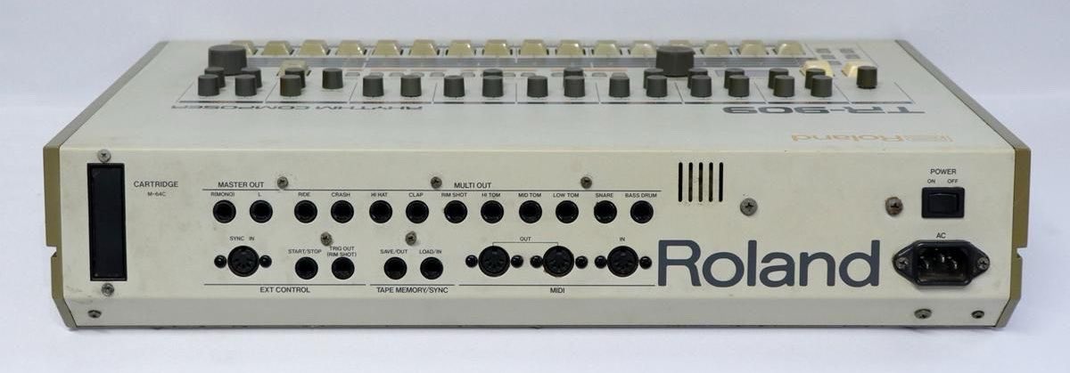 himoyuki's tweet photo. プロジェクトヘイルメアリーの冒頭にある教室のシーンで女生徒がRolandのTR-909の前に座って触っているように見えるけど、何らかの意味があるシーンなのかな？他にも電子楽器っぽいものがちらほら https://t.co/xsAZF7AAek