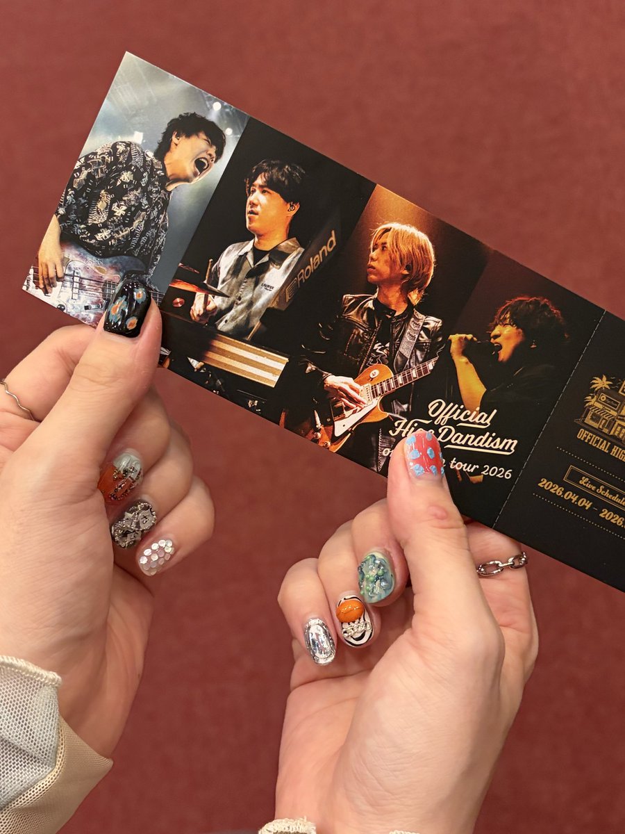rg_hgdn's tweet photo. あとあと見て見て！！💅
今回念願の髭男の概念ネイルして参戦したんやで！！！この抽象的さが最高🌈🫶🏻
「らしさ」の文字が埋め込んでるのもお気に入り！あとC賞も当たった！！幸
#Official髭男dism  #onemantour2026 #髭男ネイル https://t.co/CSPryYYZpo