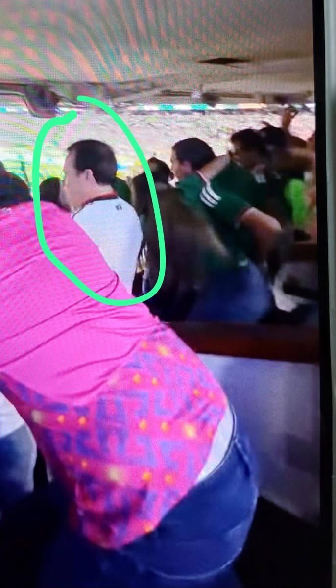 GabyCoutino's tweet photo. Captan en Palco VIP en el #Mundial #FIFAWorldClub a Mariano Rosales, ex alcalde de #Villaflores #Chiapas acompañado de su hija Valeria Rosales, actual alcaldesa junto a su novio Royman Chiu. En el municipio, azotado por la #Violencia; más de la mitad de la población vive en la #Pobreza