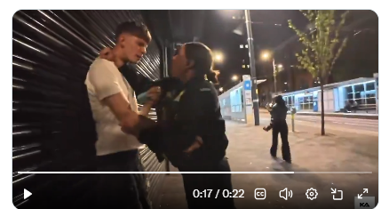 Mirjam152's tweet photo. De Birmingham Politie is nu toch op zoek naar de mannen die de (door hen gearresteerde) blanke jongen hebben aangevallen. Die ze gewoon lieten lopen. 

Geen excuses voor de idiote behandeling van het slachtoffer, die nog steeds wordt vervolgd voor 'assault of a police officer'. https://t.co/X0Uo4WdReH