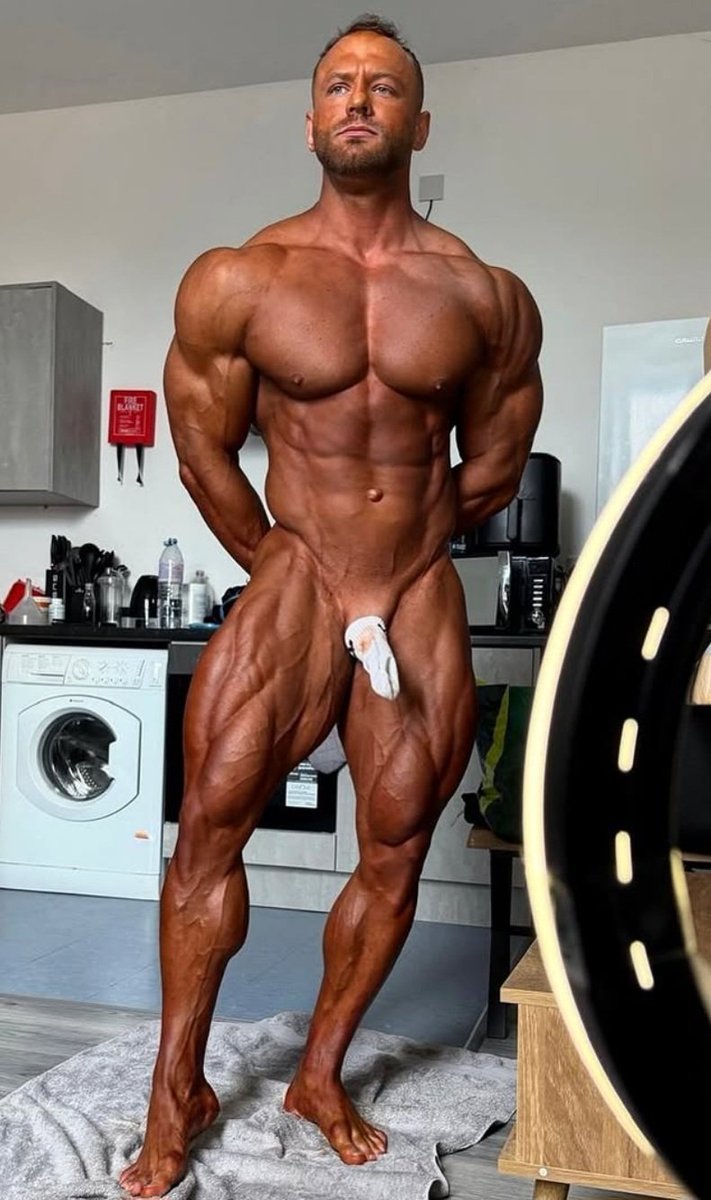 BodybuildersHOT's tweet photo. π https://t.co/uEXdjeEI9s
#bodybuildingbackstage #tanningsession #bodybuilding #culturismo #palestrato #culturista #tan #bronzed #backstage #muscles #bodybuildingtan #protan #ifbbpro #bodybuilder #bodybuildingmotivation https://t.co/wzT4J08dBV